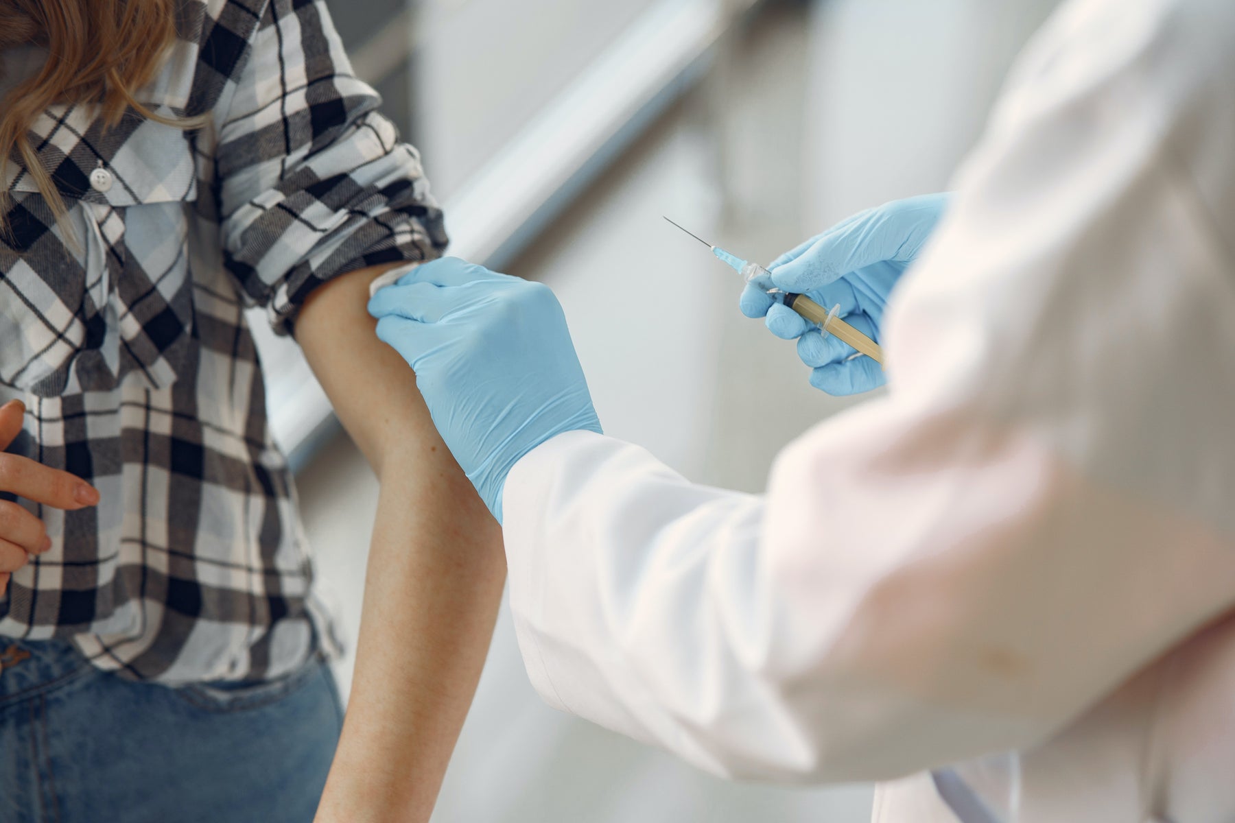 Pharmacist using Janssen Vaccine